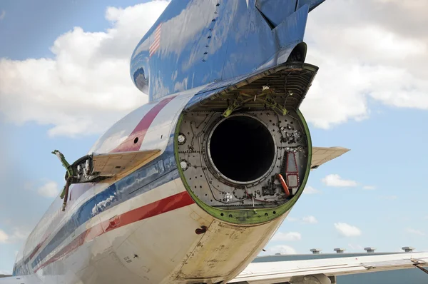 Vliegtuig ontbrekende straalmotor — Stockfoto