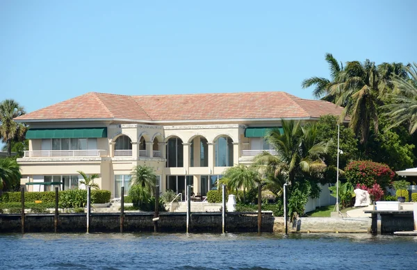 Expensive waterfront mansion — Stock Photo, Image