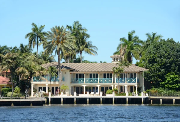 Luxury waterfront home in Florida — Stock Photo, Image