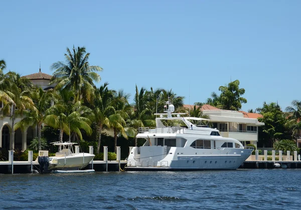 Luxury waterfront property and yacht — Stock Photo, Image