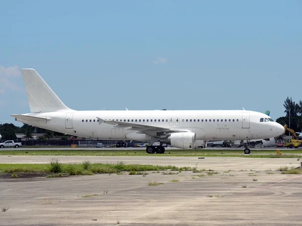 Avião de passageiros não identificado — Fotografia de Stock