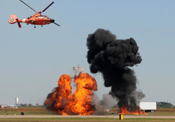 Helicopter observing fire — Stock Photo, Image