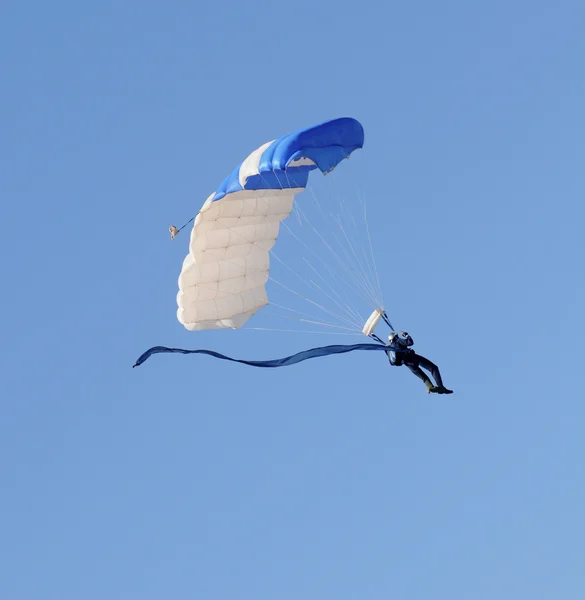 Skydiver aflopend — Stockfoto