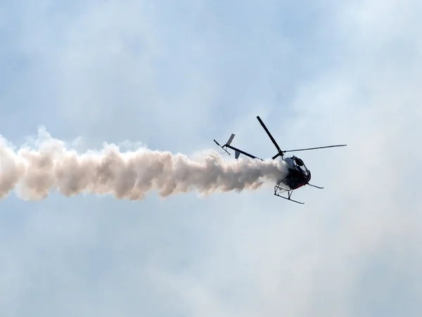 Helikopter met rook — Stockfoto