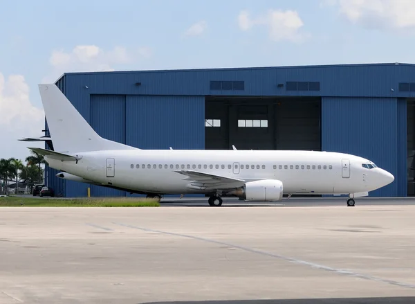 Белый пассажирский самолет — стоковое фото