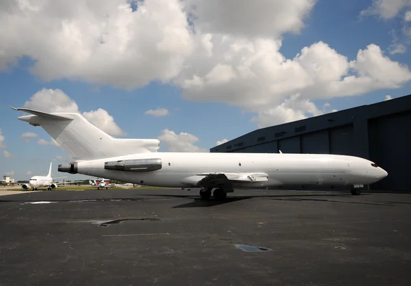 Белый грузовой самолет — стоковое фото