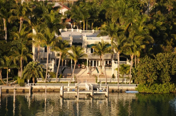 Luxury waterfront real estate — Stock Photo, Image
