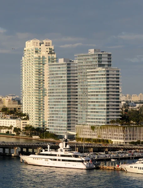 Апартаменты на набережной Майами — стоковое фото