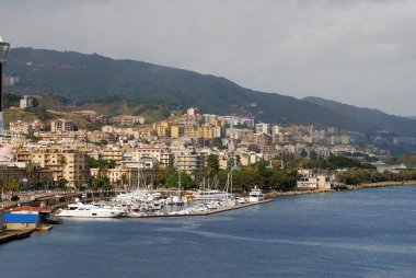 kıyı şeridi ve marina Sicilya'daki messina