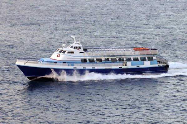 Barco de ferry acercándose —  Fotos de Stock