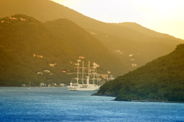 Zeilboot in de buurt van eiland — Stockfoto