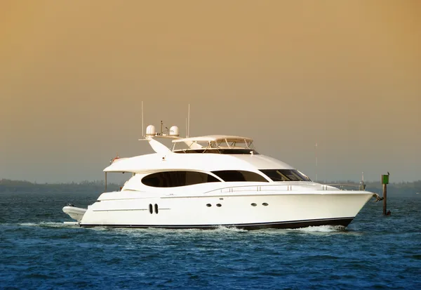 Luxus yacht kikötő visszatérve — Stock Fotó