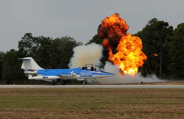 Jetfighter moderno con explosión detrás — Foto de Stock