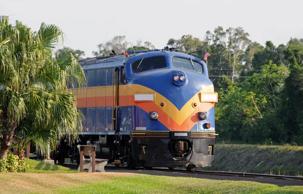 Oude trein motor in de tropen — Stockfoto