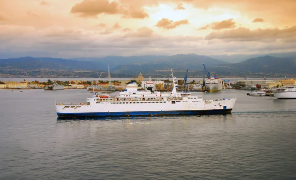 Barco de ferry en el Mediterráneo —  Fotos de Stock