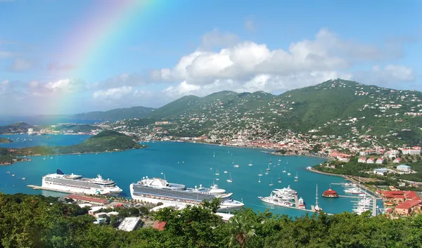 Rainbow over tropische eiland — Stockfoto