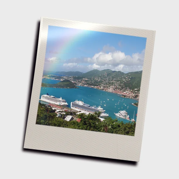 Arco iris sobre isla tropical —  Fotos de Stock