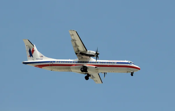 Samolot turbośmigłowy American eagle — Zdjęcie stockowe