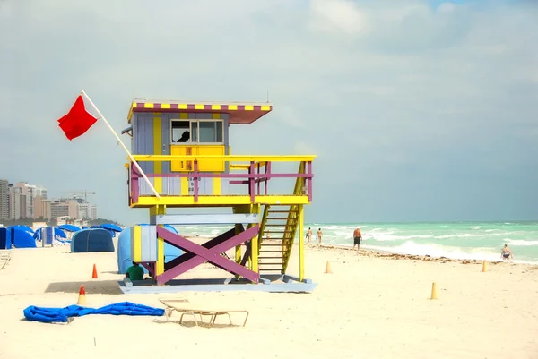 Farbenfroher Rettungsschwimmturm am Strand von Miami — Stockfoto