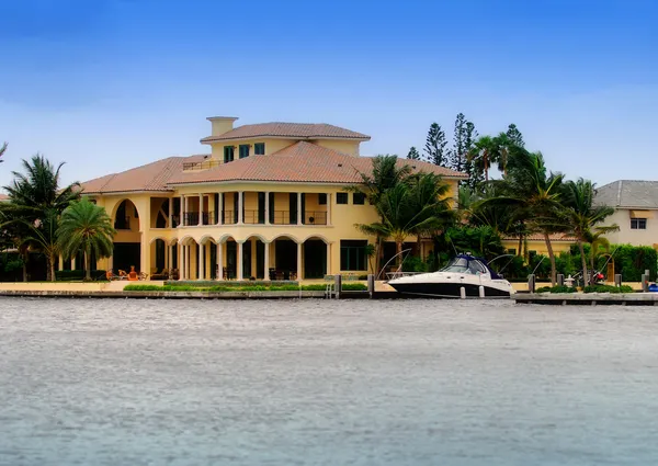 Luksusowe nieruchomości nabrzeża i jacht — Zdjęcie stockowe