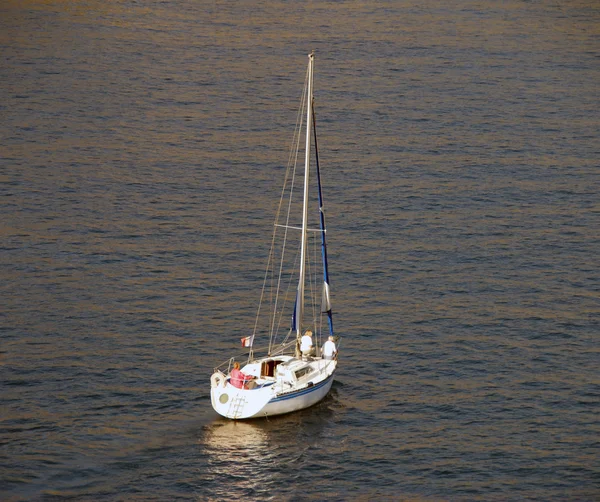 Segelboot im Morgengrauen — Stockfoto