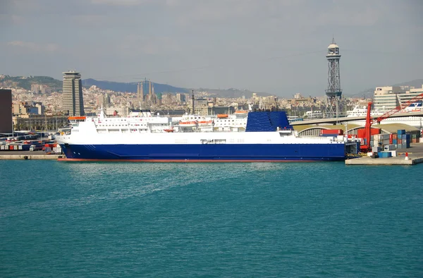 Ferry de passageiros e skyline Barcelona — Fotografia de Stock