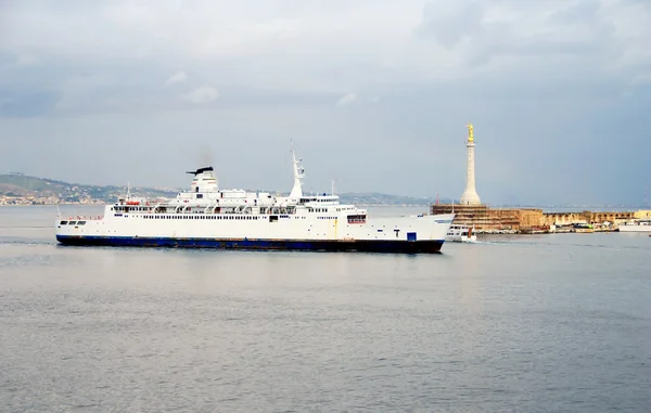 Passenger ship entering port of Messin, Sicily — Stock Photo, Image