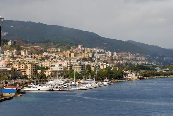 Kıyı şeridi ve marina Sicilya'daki messina — Stok fotoğraf