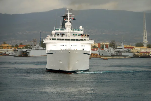 Beyaz yolcu gemisi önden görünümü — Stok fotoğraf