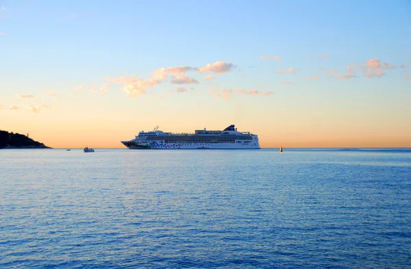 Kreuzfahrtschiff im Morgengrauen — Stockfoto