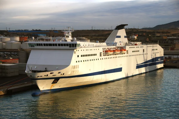 Barco de ferry de passageiros que parte — Fotografia de Stock