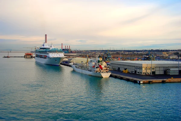 Cruceros en puerto — Foto de Stock