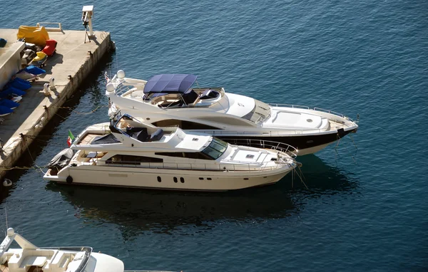 Yachts amarrés dans la marina de luxe — Photo