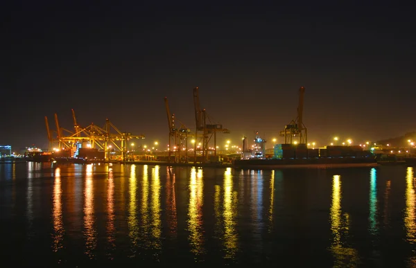 Нічний вид на промисловий порт — стокове фото