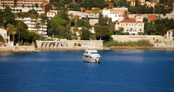 Yacht och kusten i franska Rivieran — Stockfoto