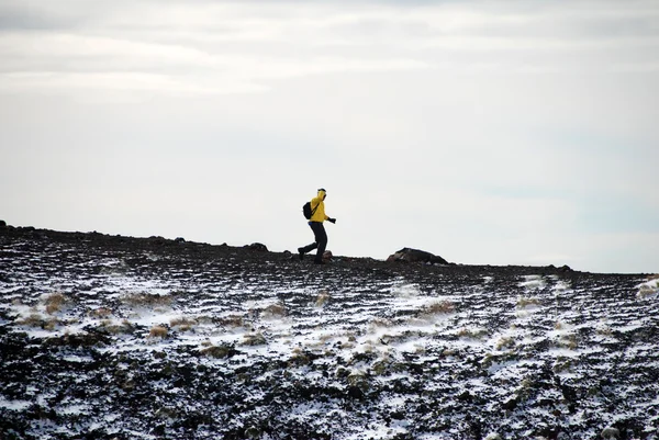埃特纳火山上晨跑的人 — 图库照片