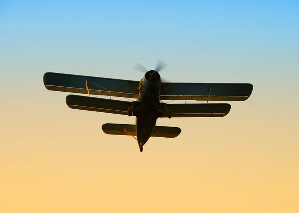 Antiguo biplano en vuelo — Foto de Stock