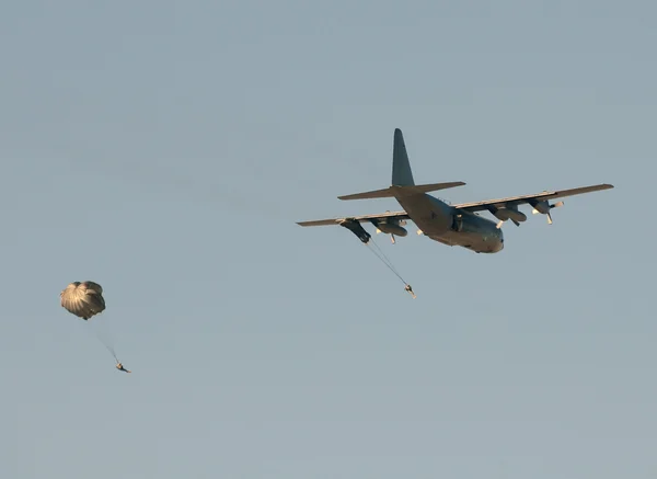 Transport vliegtuig dropping soldaten — Stockfoto