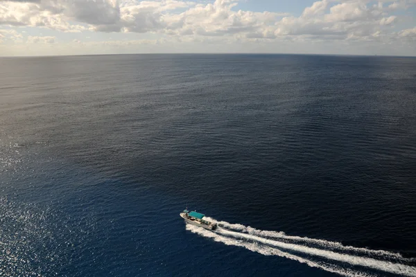 Barco en el océano — Foto de Stock