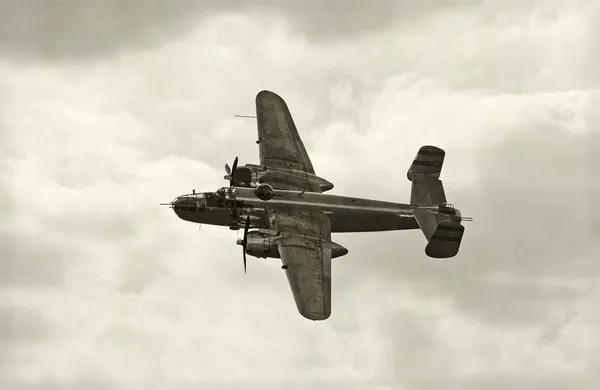 飛行中の古い爆撃機 — ストック写真