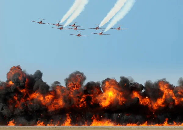 Jetfighters 与空中轰炸袭击 — 图库照片