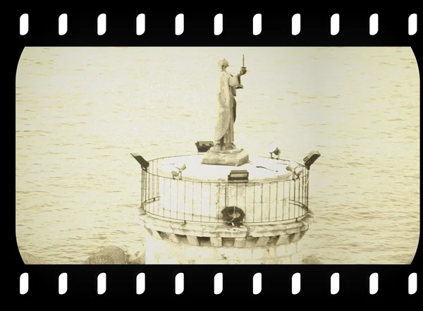 Stará socha v přístavu — Stock fotografie