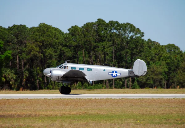 Ročníku stříbrné barvy letadlo c-45 extender — Stock fotografie