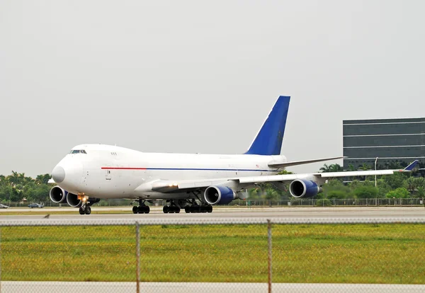 Jumbo jet taxing — стоковое фото