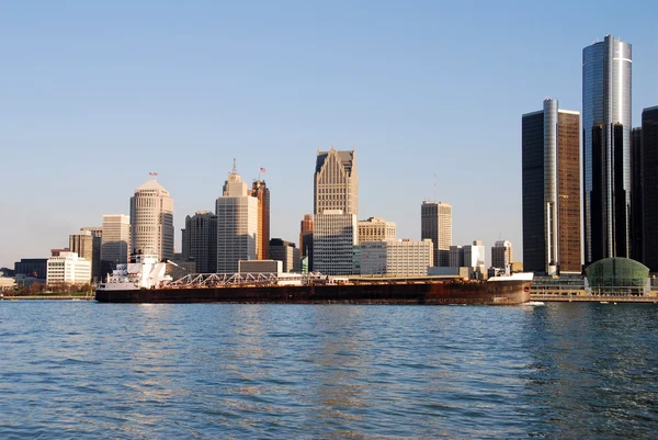 驳船在底特律的天际线 — 图库照片
