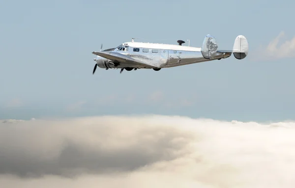 Старый самолет в полете — стоковое фото