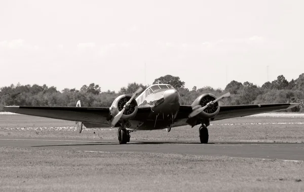 Velho avião no chão — Fotografia de Stock