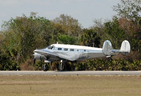 Velho avião de hélice — Fotografia de Stock