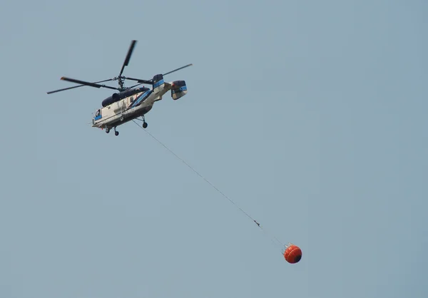Вертолет на задании — стоковое фото