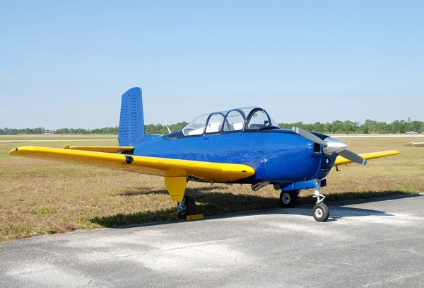 Oude blauwe vliegtuig — Stockfoto